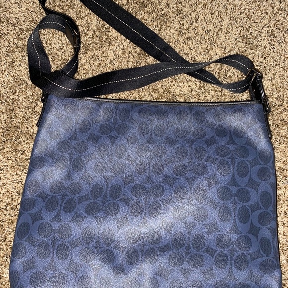 Authentic Coach Crossbody bag - Picture 2 of 4